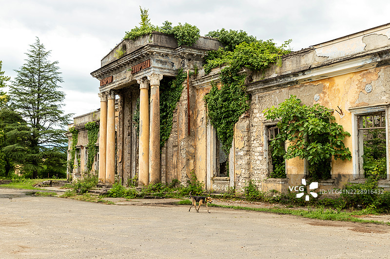 阿布哈兹特夸尔切利废弃火车站的旧外立面图片素材