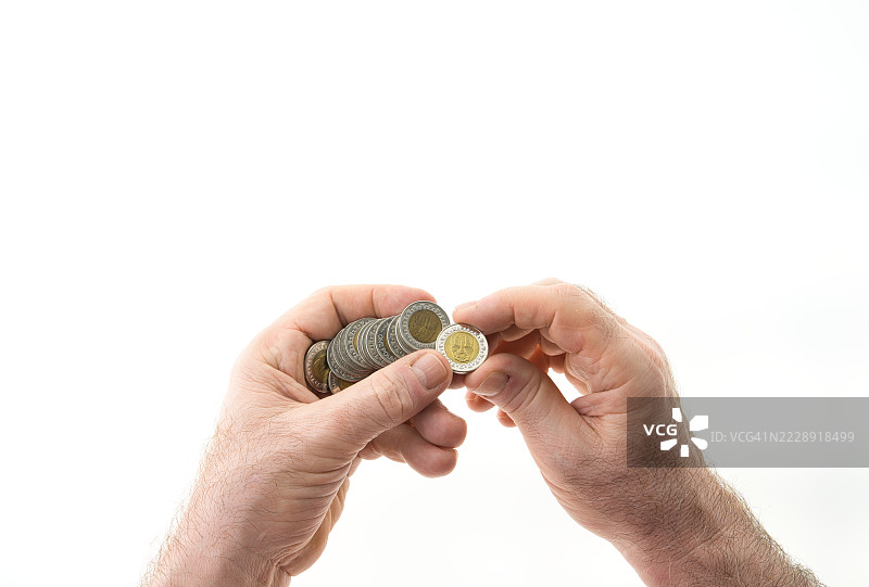 手中持有埃及1镑图坦卡蒙法老硬币。图片素材