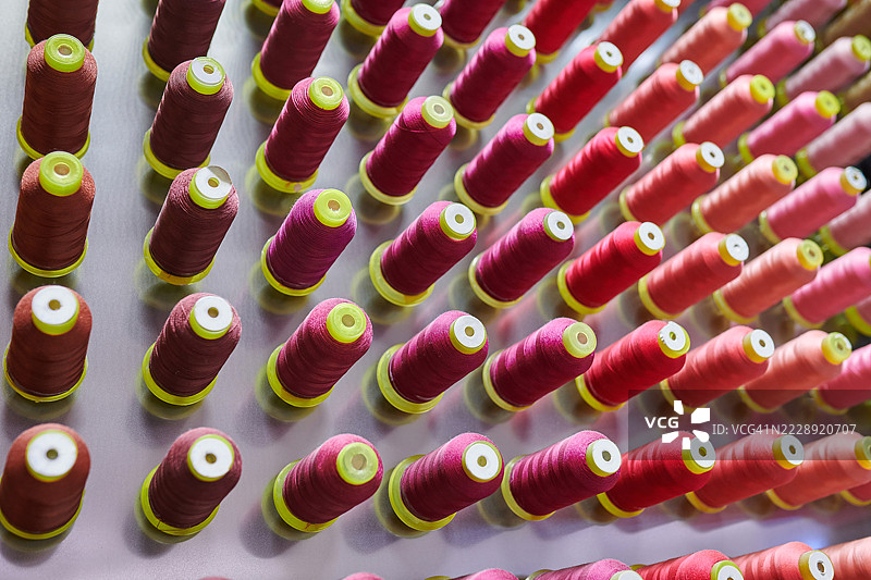 多色渐变系列纱线背景的侧视图图片素材