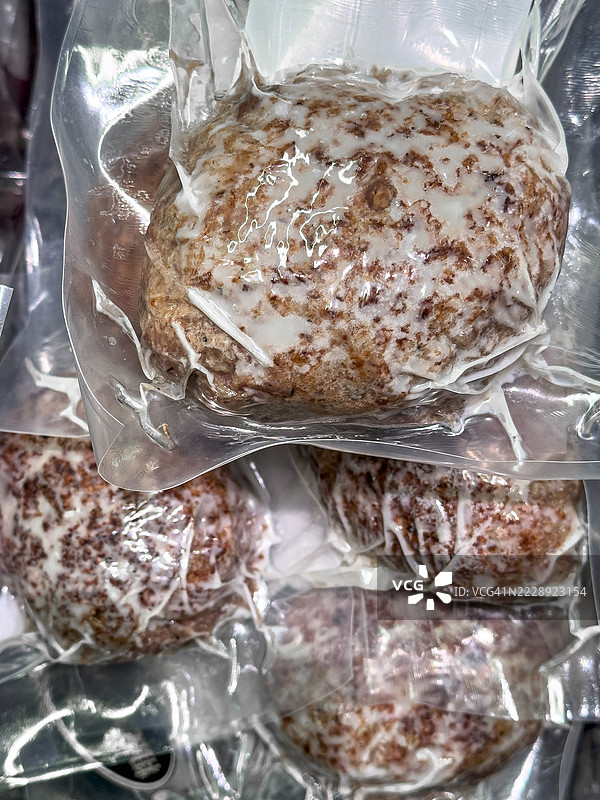 单独真空包装的冷冻汉堡牛排图片素材