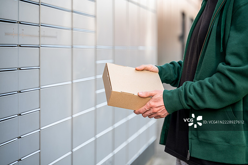 包裹放置在自动储物柜系统附近以便本地投递图片素材