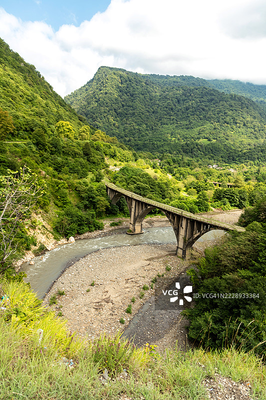 阿尔克加河上美丽的老拱形铁路桥。图夸尔查尔，阿布哈兹的特夸尔切利。图片素材