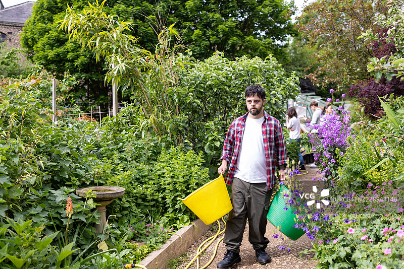 与唐氏综合症志愿者在花园工作图片素材