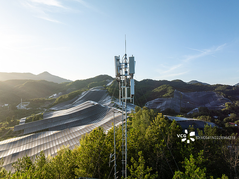 山上的5G通信塔与太阳能发电站图片素材