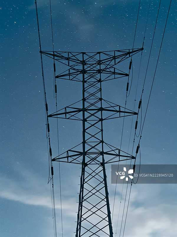 在星空下，满月照亮了高压电塔。图片素材