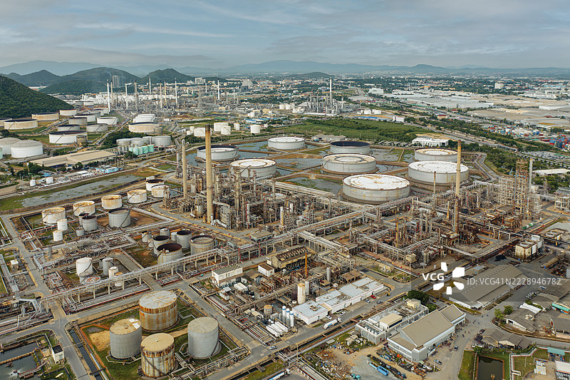 油炼厂和燃料储存罐的鸟瞰图。图片素材