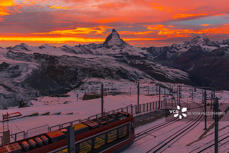 瑞士戈尔内格拉特铁路上的马特洪峰美丽日落景观。图片素材