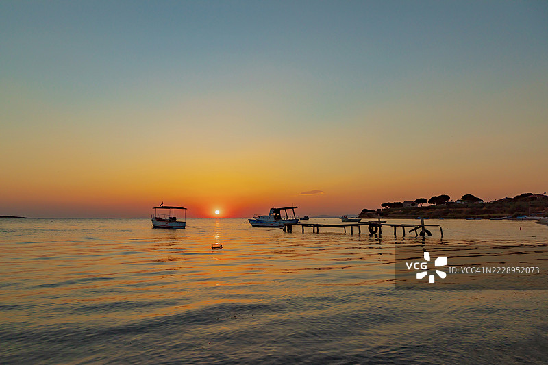 土耳其梅尔辛德雷的海洋与橙色天空的美丽景色图片素材
