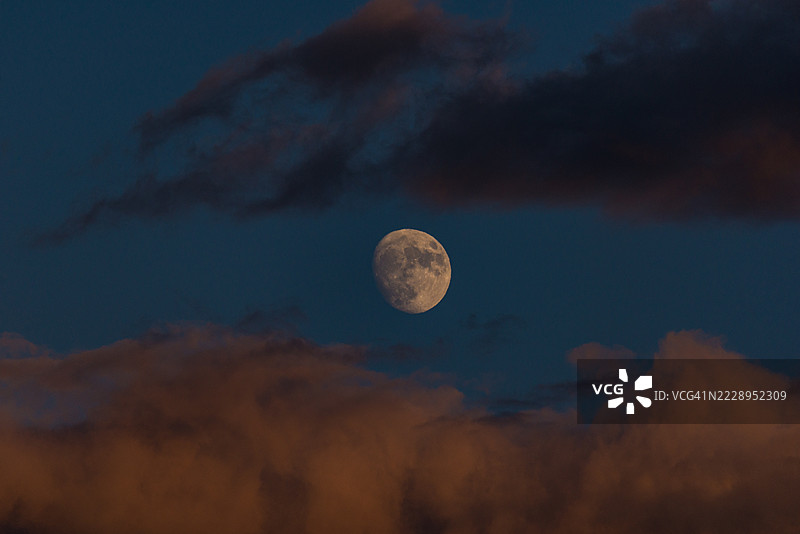 低角度视图的月亮在天空中，阿尔皮尼亚诺，皮埃蒙特，意大利图片素材