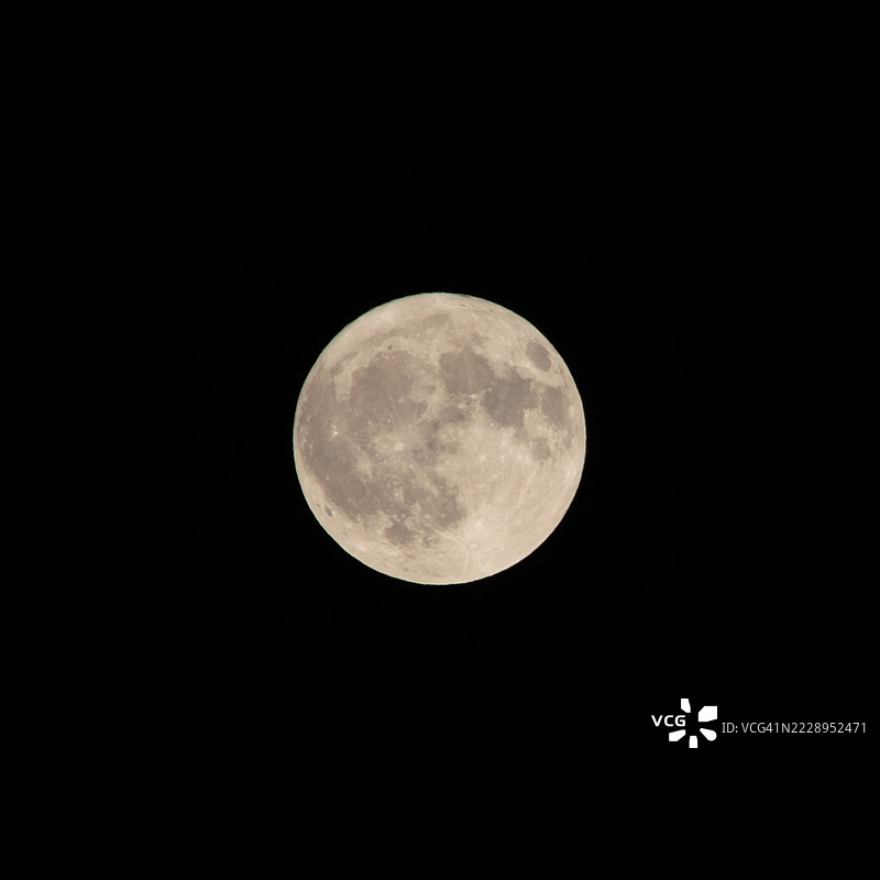 夜空中清晰的月亮特写，土耳其科尼亚图片素材