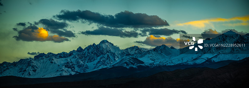 夕阳下，喀什，新疆，中国，雪山与天空的美丽景色图片素材