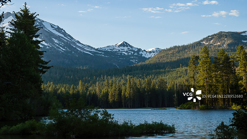 加利福尼亚州的湖泊和山脉美景，背景是天空，美国图片素材
