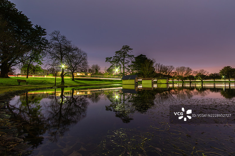 日落时分，维多利亚州巴拉瑞特湖泊的美丽景色与天空相映成趣。图片素材