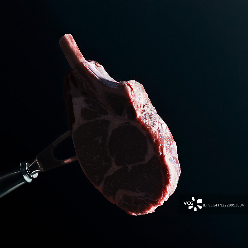 黑色背景下的肉类特写，墨西哥莫雷利亚图片素材