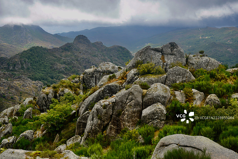 葡萄牙维亚纳·杜·卡斯特洛的天空下山脉的美丽景色图片素材