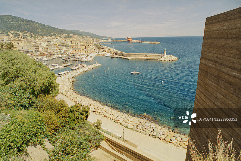 高角度俯瞰海洋与建筑，科西嘉，法国图片素材