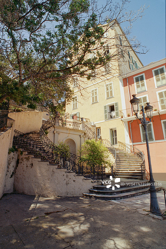低角度视图的建筑与天空，科西嘉，法国图片素材