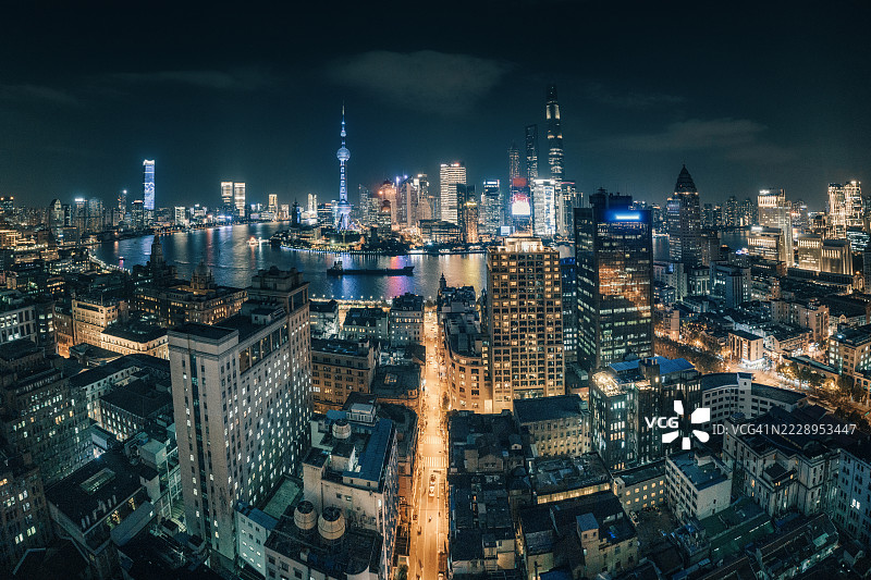 黄浦江和外滩的陆家嘴金融中心全景，上海，中国，傍晚时分图片素材