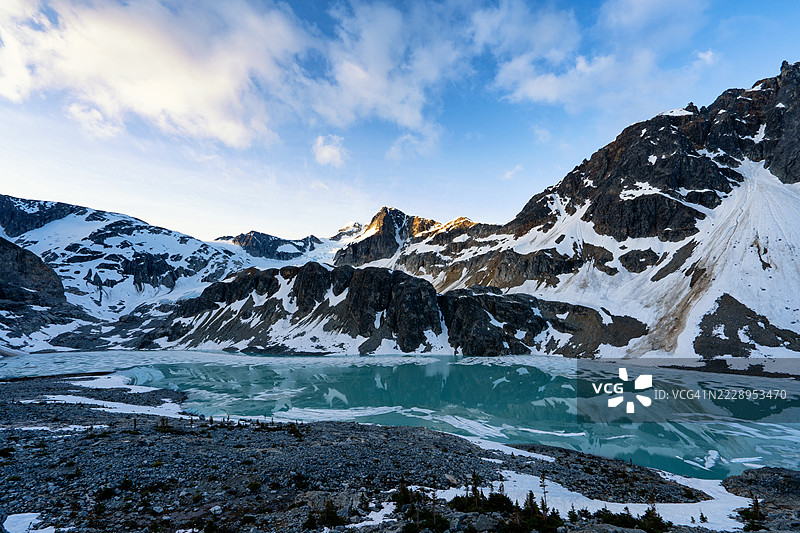 加拿大不列颠哥伦比亚省雪山的美丽景色与天空相映成趣图片素材
