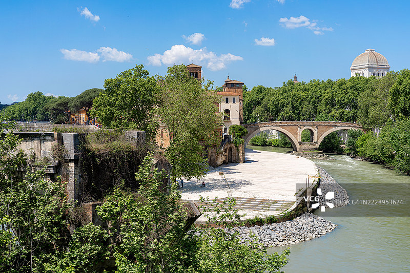 罗马，拉齐奥，意大利的树木和植物与天空相映成趣图片素材