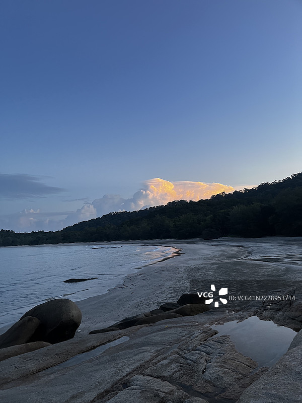 马来西亚彭亨州日落时分海洋与天空的美丽景色图片素材