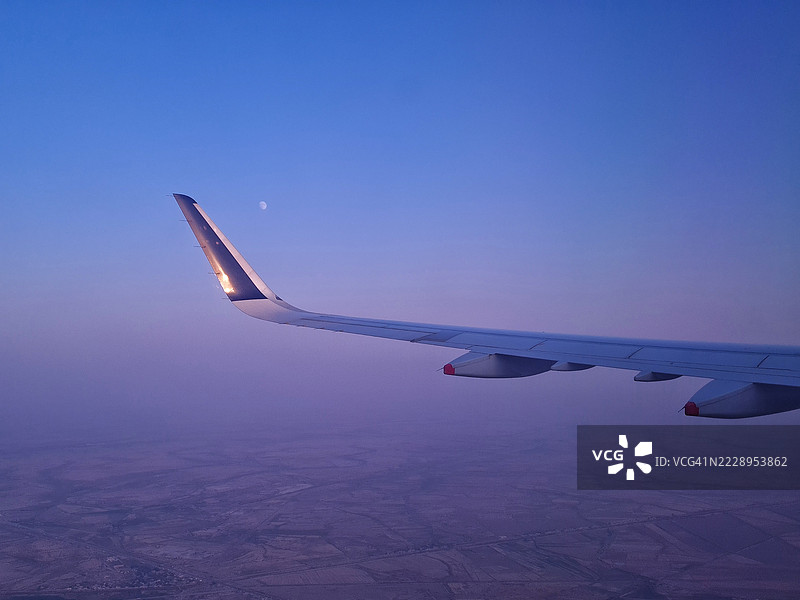 在日本东京飞行的飞机，伊拉克纳杰夫图片素材