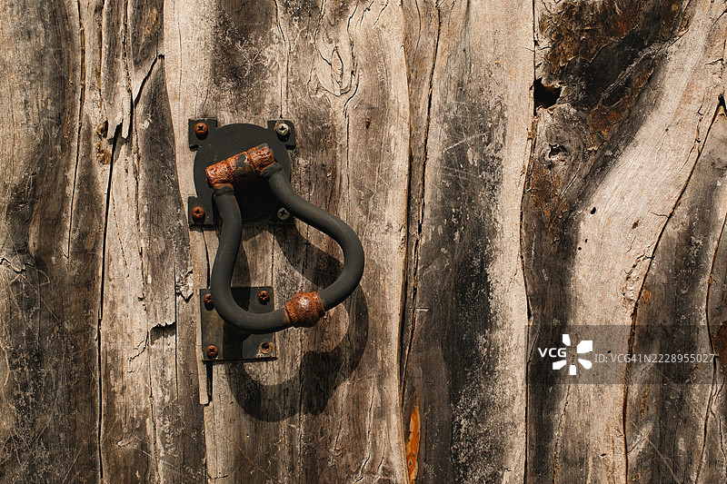 木材上的生锈金属特写，阿古达，莱里亚，葡萄牙图片素材