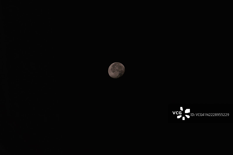 夜空中低角度视图的月亮，沙特阿拉伯吉达，麦加省图片素材