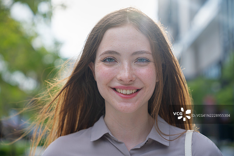 微笑的女性看着镜头。图片素材