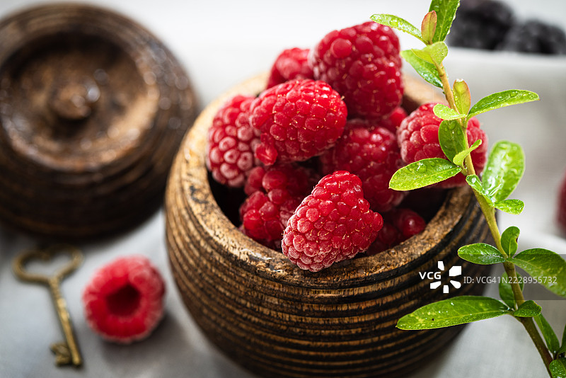 桌子上碗里的浆果特写，曼彻斯特，英国图片素材