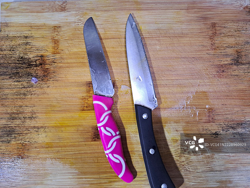 两把刀放在木质切菜板上图片素材