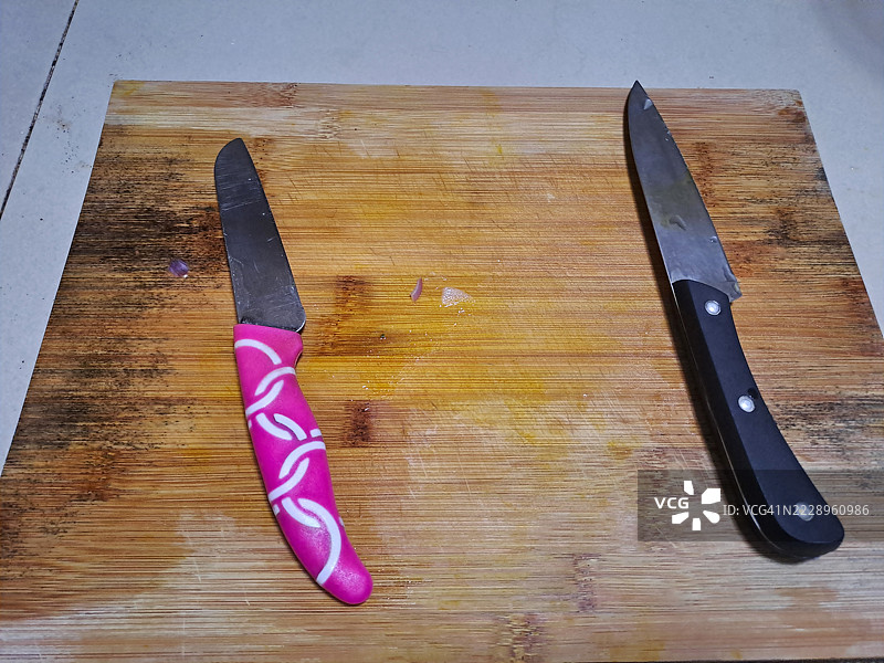 两把刀放在木质切菜板上图片素材