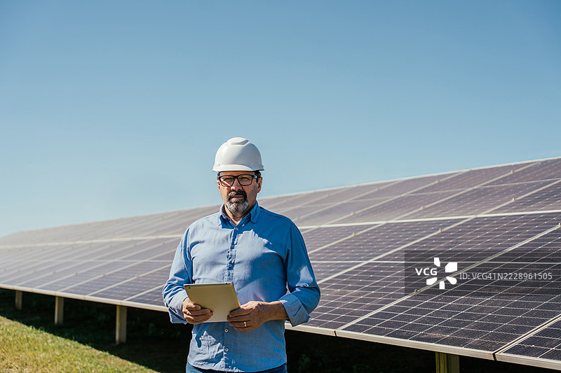 太阳能面板安装现场的工程师肖像图片素材
