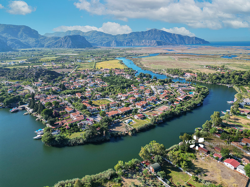 土耳其穆拉省奥尔塔卡的达利扬泻湖鸟瞰图。图片素材