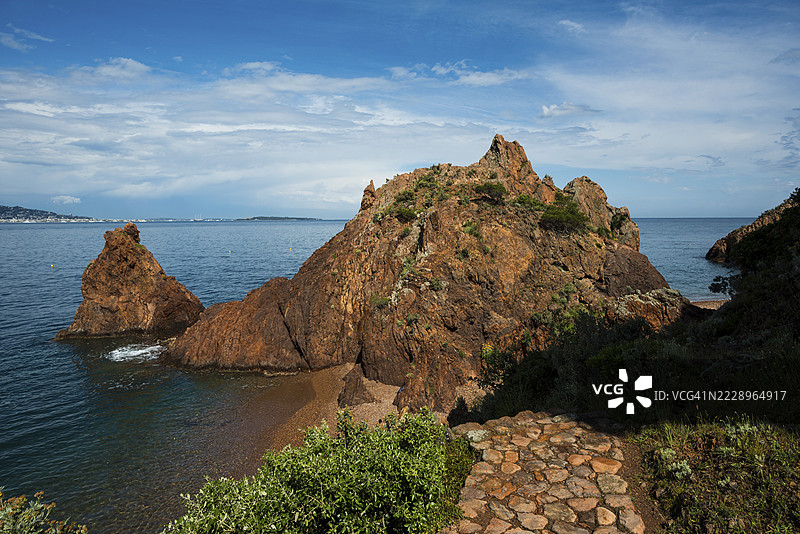 风景如画的海岸和红色岩石,拉伊吉尔角,特奥尔-苏尔-梅尔,埃斯特雷尔山脉,瓦尔省,蓝色海岸,普罗旺斯-阿尔卑斯-蓝色海岸,法国图片素材