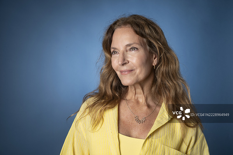 中年白人女性的工作室肖像图片素材