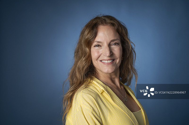 中年白人女性的工作室肖像图片素材