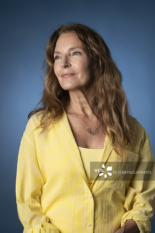 中年白人女性的工作室肖像图片素材