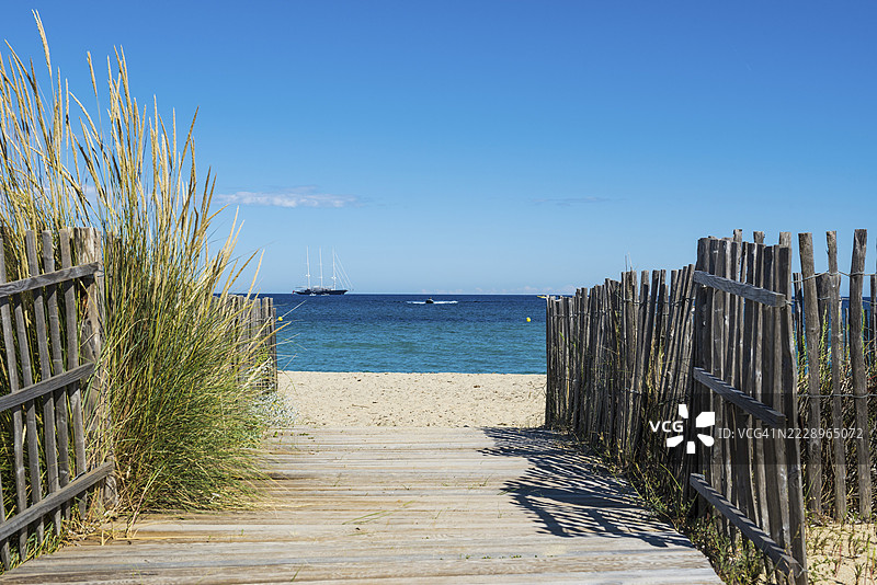 沙滩，塔希提海滩，圣特罗佩，瓦尔，法国里维埃拉，普罗旺斯-阿尔卑斯-蓝色海岸，蓝色海岸，法国图片素材