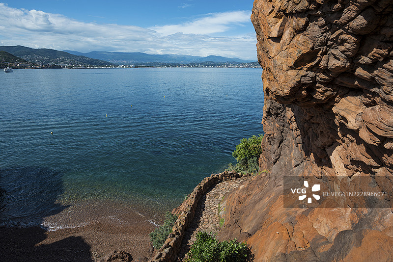 风景如画的海岸和红色岩石，艾吉尔角，特奥尔-苏尔-梅尔，埃斯特雷尔山脉，瓦尔省，蓝色海岸，普罗旺斯-阿尔卑斯-蓝色海岸，法国图片素材