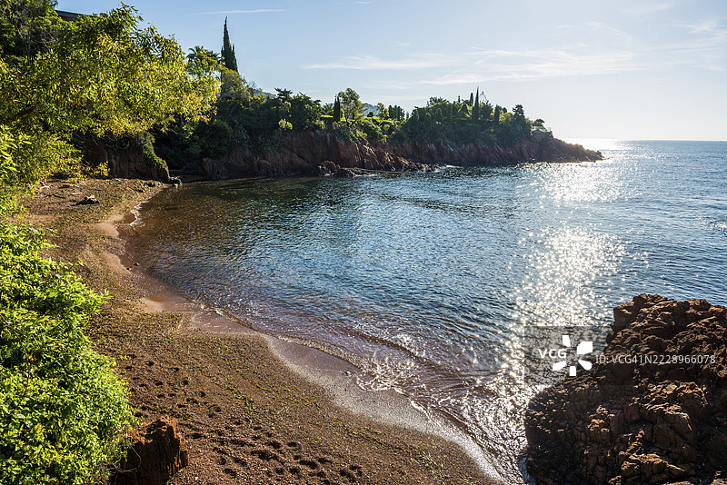风景如画的海滩和红岩，圣拉斐尔卡兰克诺特丹，埃斯特尔山脉，瓦尔省，蔚蓝海岸，普罗旺斯-阿尔卑斯-蔚蓝海岸大区，法国图片素材