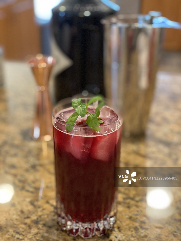 高球杯中的红色鸡尾酒，加州恩西诺，美国图片素材
