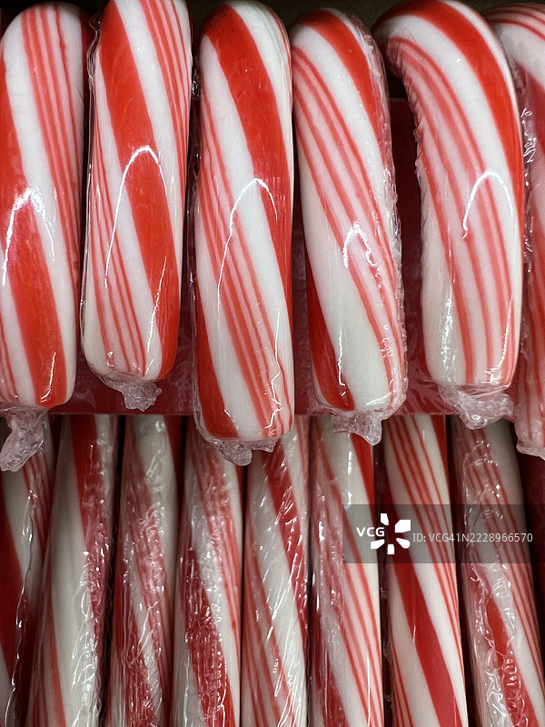 红白相间的糖果手杖，增添节日气氛，加利福尼亚州，美国图片素材