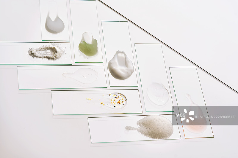各种化妆品的质地样本在灰色背景上图片素材