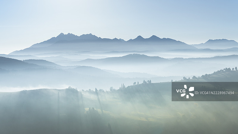 柔和光线下的雾蒙蒙的山脉层次，斯洛伐克图片素材
