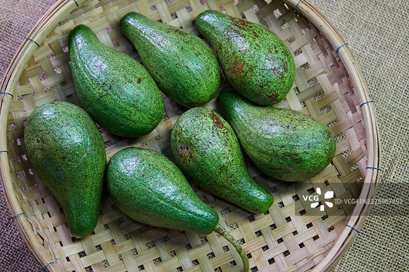 曼谷，泰国的篮子里的鳄梨特写图片素材