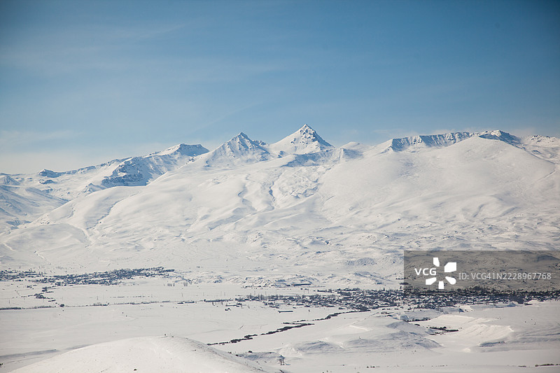 阿拉加茨地区的雪山美景与天空相映图片素材