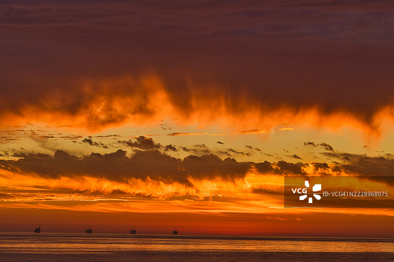 加利福尼亚州卡彭特里亚的橙色天空下的海景图片素材