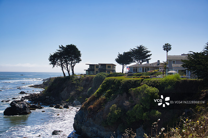 加州凯尤科斯的清澈天空下的海景图片素材