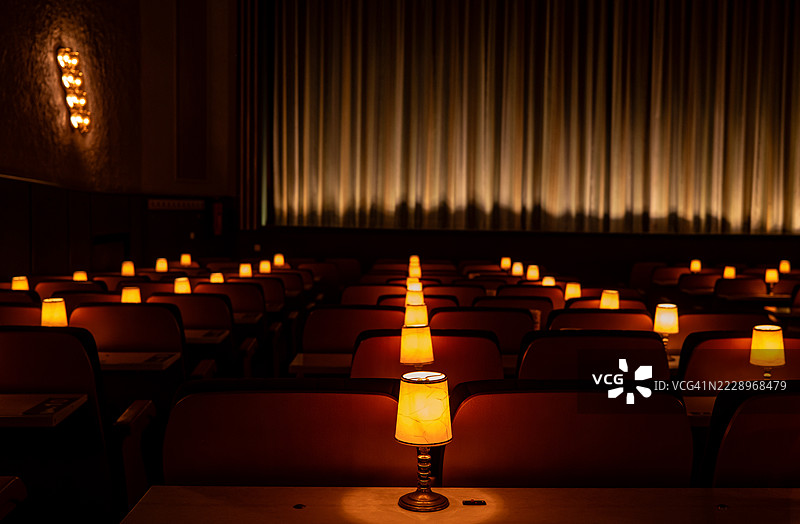 德国莱比锡萨克森州的空椅子在礼堂里图片素材